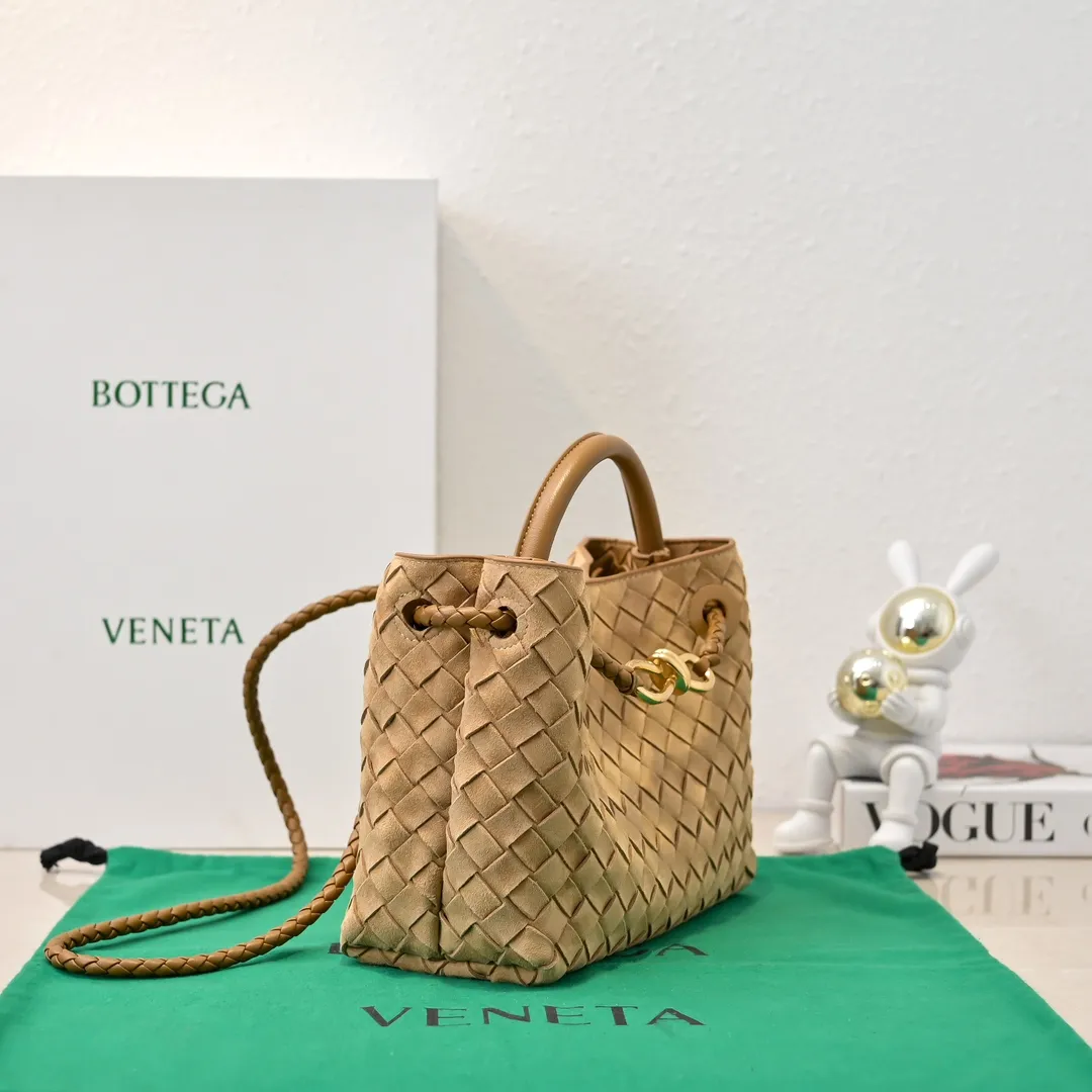 The 2024 new Andiamo batch 1920 BV has been shipped‼ ️Really popular🔥The new Andiamo woven handbag launched by Bottega Veneta this season is really popular all over the world! ! Celebrities at home and abroad have worn it, and Oscar-winning actress Michelle Yeoh has taken it out on the street. Song Jia, Trai Yara, Yu Feihong, Sanji Ayaka, Rosie Hunting-Whiteley, Yoshioka Riho, etc. have all picked up this bag. It is classic and versatile, showing off its temperament, and the bag capacity is also large, which is very convenient for daily commuting! ! A variety of carrying methods, the shoulder straps can be adjusted by yourself, the original lambskin feels soft and delicate, and the neutral style is created to break gender boundaries and bring a more practical and longer-lasting use experience. Andiamo, which has both elegant and casual styles, perfectly interprets the true appearance of "fashionable old money style". Style number: 7463 (suede) Size: 25*22*10.5cm